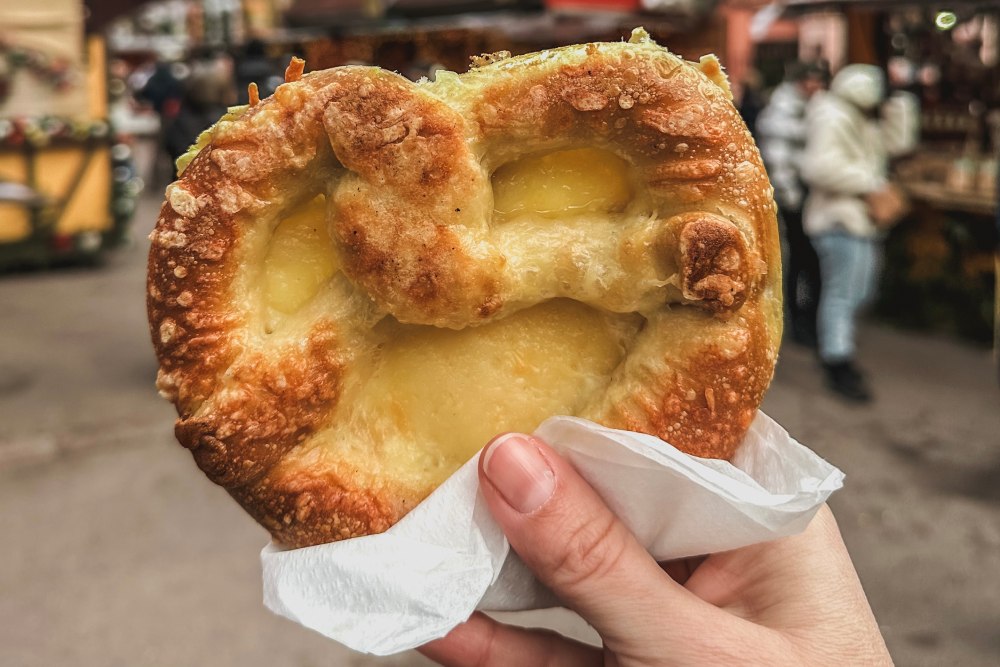 Cosa mangiare in Alsazia Bretzel gratinato al formaggio